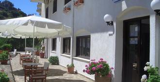 Oinoi Hotel - Agios Kirykos