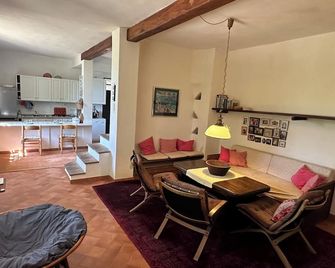 Podere San Giuseppe - la Pergola. open-space flat for 2-4 P. Dogs welcome - Sassetta - Essbereich