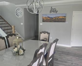 Enchanting 4-bedroom house with AC in Cleveland - Cleveland - Dining room