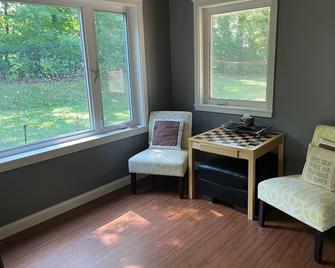 Eco-Retreat getaway, loads of amenities! 4 bedrooms + full gym + large office! - Plymouth - Living room