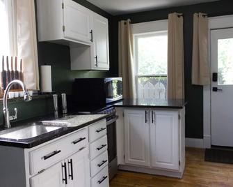 Charming Downtown Cottage with Parking & Full Kitchen - Colorado Springs - Cuisine