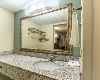 Motel 6 Kenly Nc - Kenly - Bathroom
