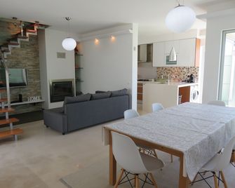 Alfarim House - close to Meco beach and Sesimbra - Sesimbra - Eetruimte