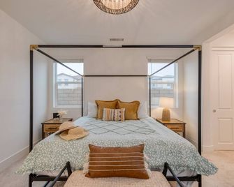 Sunburst by AvantStay Lakefront Mountain Views - Indio - Bedroom
