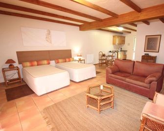 Quinta do Pântano is a calm and reserved place, with unique ambience and landscapes - Machico - Вітальня