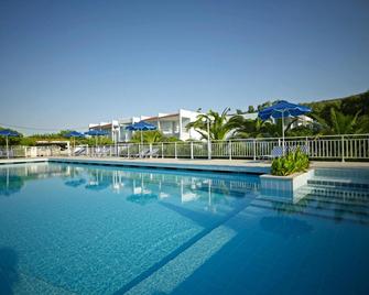 Kouros Seasight - Pythagorio - Piscina