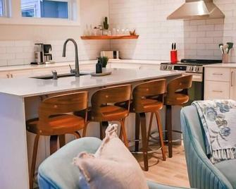 Courtenay Luxe Suite - Courtenay - Kitchen