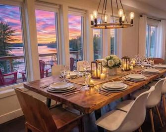 Lakefront Muskoka Escape , Pool Table, Firepit & more - Washago - Dining room