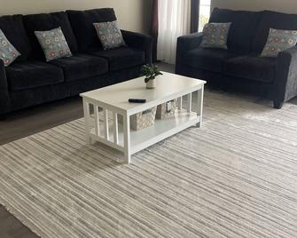 3-bedroom townhome in tranquil Delmar with WiFi, AC. Relax and unwind - Delmar - Living room