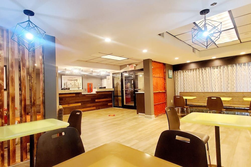 Super 8 by Wyndham Pigeon Forge Dollywood Lane - פיג'ון פורג' - מסעדה