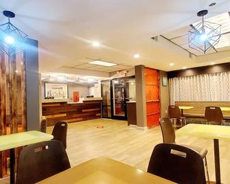 Super 8 by Wyndham Pigeon Forge Dollywood Lane - Pigeon Forge - Restaurant