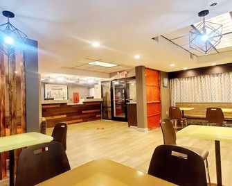 سوبر 8 باي ويندام بيجون فورج دوليوود لين - بيغيون فورغ - مطعم