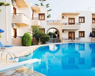 Relax Hotel - Agia Marina - Zwembad