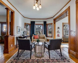 Historic Beauty w Modern Updates Near Taylor's Falls - Osceola - Sala de estar