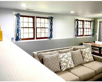 Modern-comfortable-private suite Beautiful Dundee - Dundee - Living room