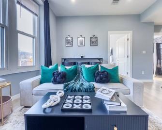 Stylish Secret, 1 Free Parking, Sleeps 8, Walk To Train And Red Bull Arena, 20 Percent Off - Harrison - Sala de estar