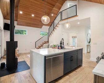 2-bedroom house with Hot tub & Pool- Near Douglas & Saugatuck - Fennville - Cocina