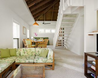 Quaint Stand-Alone Cottage - 2 Bedroom 2 Bath - Princeville - Living room