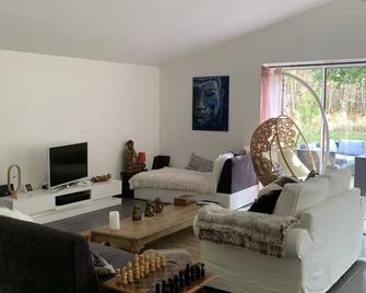 LA CABANE\' room with heated pool and forest view. - Hourtin - Sala de estar