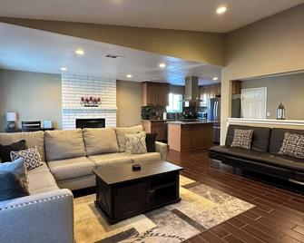Cozy and Convenient Entire Home For traveling professionals and families - Turlock - Wohnzimmer