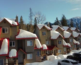 Ski In and 15 Minute Walk to the Lifts | Private Hot Tub - Fernie - Building