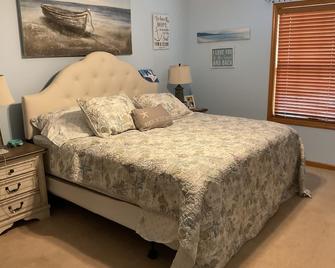 1 night or more. A Charming 3-bedroom-Spacious, Quiet, Comfortable Home - Lawrence - Bedroom