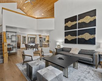Pet-Friendly Chic Hideaway | King Suite, Games, Rec Access, Near Lakes & Trail - Truckee - Sala de estar