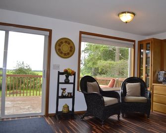 Serene, Relaxing & Dog Friendly - Oak Harbor - Wohnzimmer