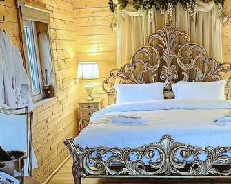 Swan Lodge With Hot Tub, Sauna and Treatments - Gainsborough - Спальня