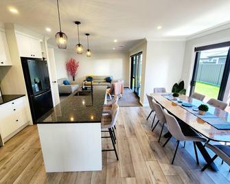 The Cozy Oasis - Napier - Dining room