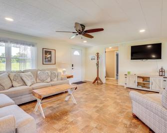 Howe Retreat with Fire Pit and Private Boat Dock! - Howe - Living room