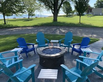 Old Homestead #1- Stunning Lake Views! Steps From Lake Erie! - Huron - Terasa