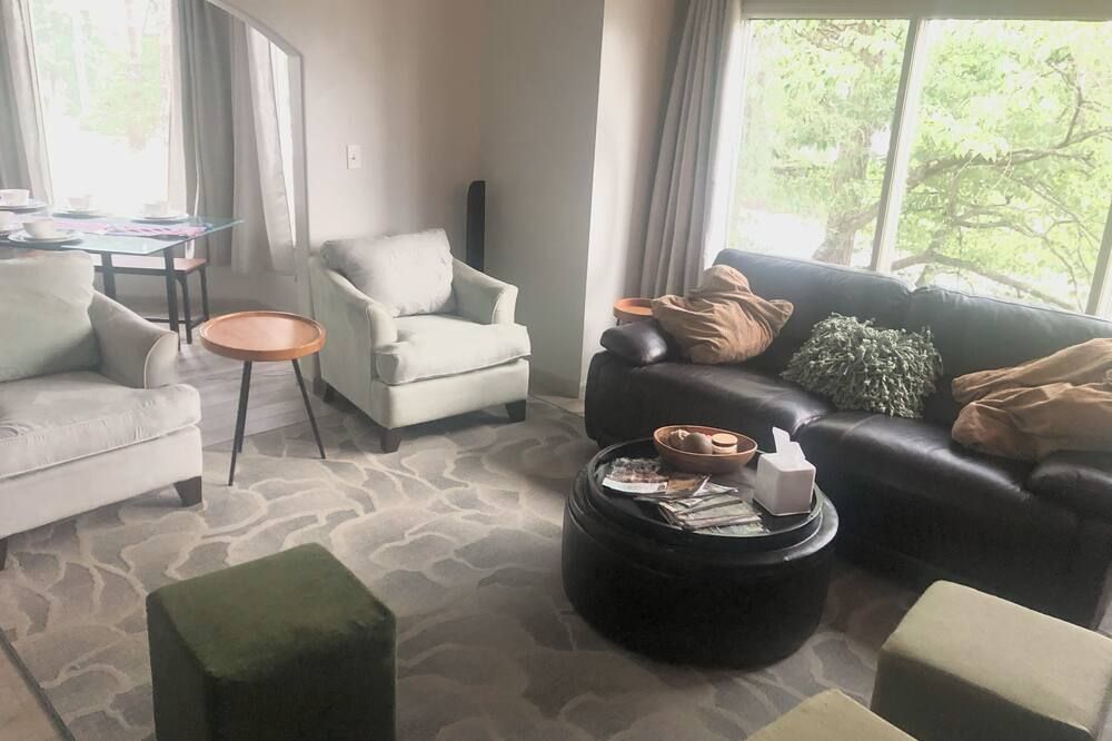 Unwind in a Expansive Treehouse Villa Retreat near Lake Tara in Fairfield Resort - Villa Rica - Obývací pokoj