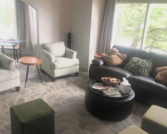 Unwind in a Expansive Treehouse Villa Retreat near Lake Tara in Fairfield Resort - Villa Rica - Wohnzimmer