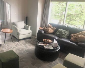 Unwind in a Expansive Treehouse Villa Retreat near Lake Tara in Fairfield Resort - Villa Rica - Obývací pokoj
