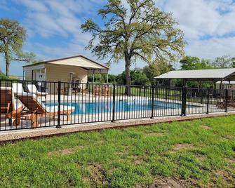 Farmhouse bed and bath with pool and hot tub - Round Top - Pool