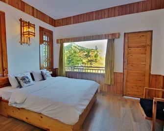 Super Deluxe Room | w/ King Size bed View, Balcony, Bonfire, Food, Mountain View - Theog - Bedroom