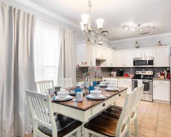 4Bedroom with King bed/ Suite Downstairs - Rockwall - Dining room