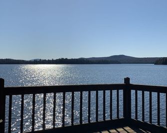 Waterfront Camp with Boathouse - Wifi, kayaks, canoe and sandy bottom out front. - Old Forge - Balkón