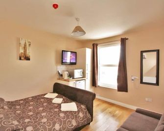 Central Studios Tennyson Road - Cheltenham - Quarto