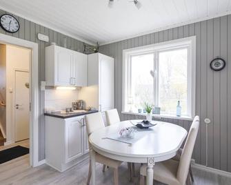 Cozy Home In Åsensbruk With Kitchen - Åsensbruk - Comedor