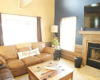 Cozy Lakeside Cabin w/Private Doc, Pool, & Screened In Porch! - Rogersville - Sala de estar