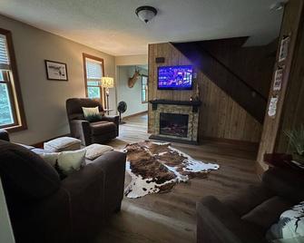 Beautiful River Valley Home on Working Tree Farm! - Belview - Living room