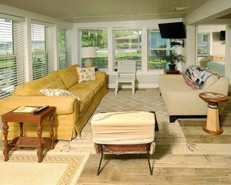 Fantastic Rates! Book Now And Save Beautiful Bay Front Cottage! - Lillian - Living room