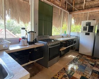 Maui Hostels Tulum - Tulum - Kitchen