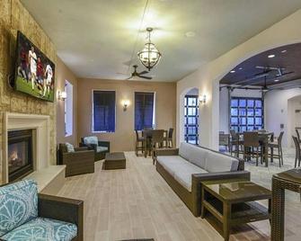 Townhome With Private Pool, Bbq & Free Waterpark - Kissimmee - Living room