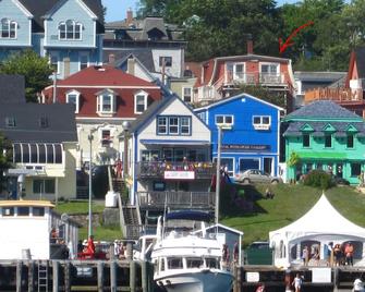Spectacular sea views overlooking the port of Lunenburg in the heart of the city - Lunenburg - Building