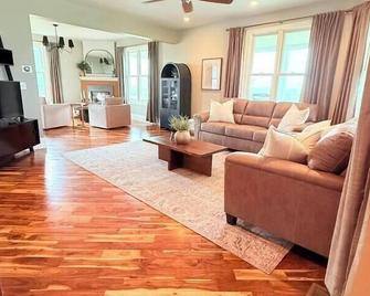 The Shively House, A Cozy Country Home Retreat - Buckley - Living room