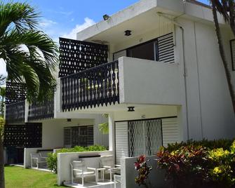 Luxury apartment with views of 4th green and pool - Worthing - Building