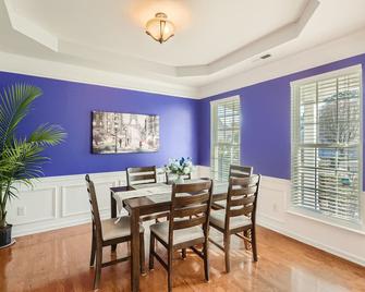 Stylish And Cozy Home - 5 Miles To Rtp Triangle Park & Rdu Airport - Morrisville - Dining room